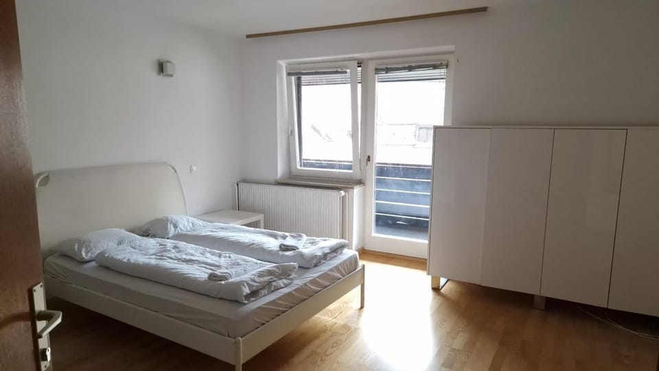 Bed, towels