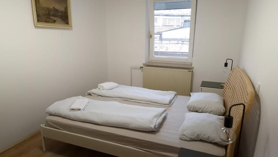 Bed, towels