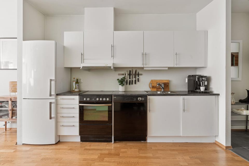Coffee/tea facilities, Kitchen or kitchenette, dishwasher, oven, stove, kitchen