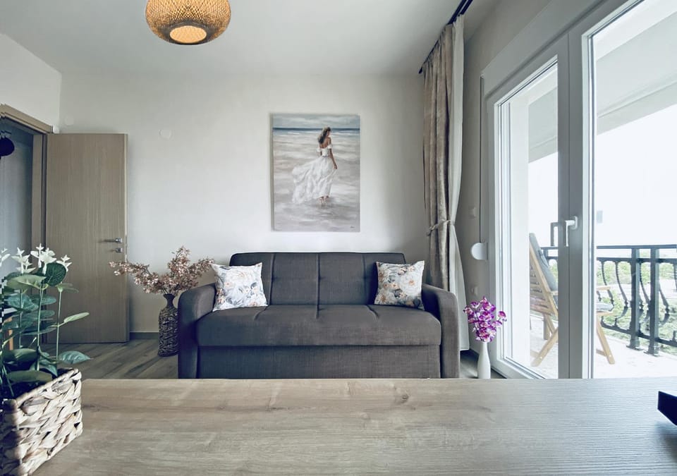 View (from property/room), Balcony/Terrace, Living room, Decorative detail, Decorative detail, Seating area