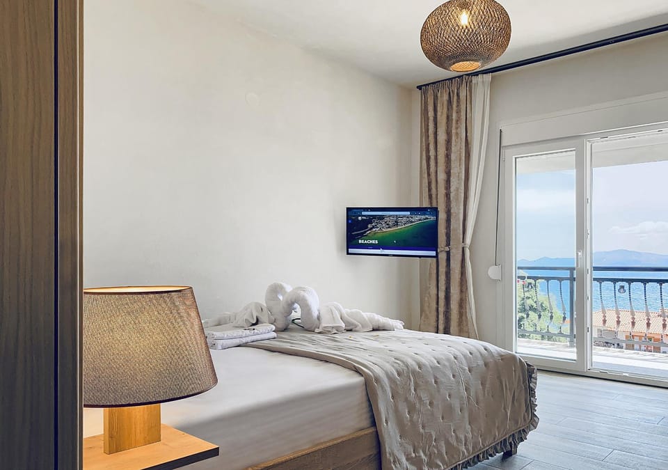 Bed, TV and multimedia, View (from property/room), Balcony/Terrace, Photo of the whole room, Bedroom, Sea view