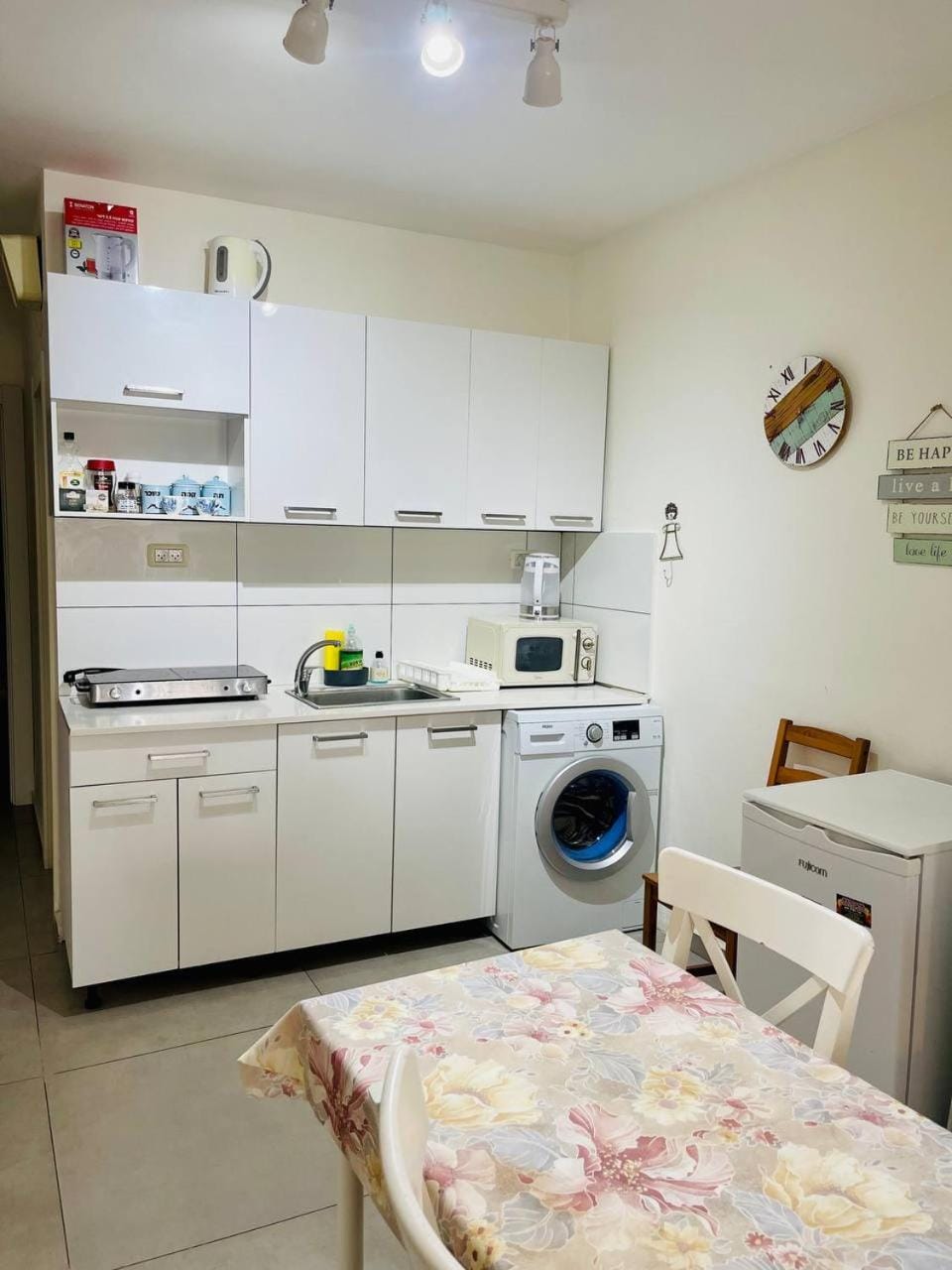 Kitchen or kitchenette, stove, washing machine