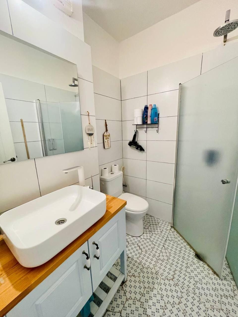 Shower, Toilet