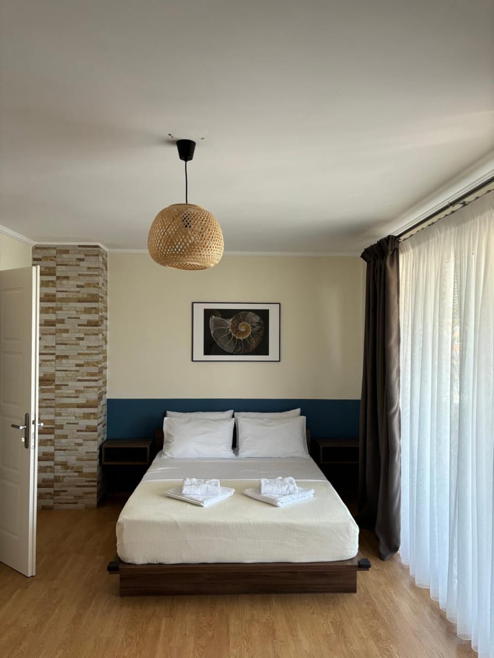 Bed, TV and multimedia, Photo of the whole room, Bedroom, towels