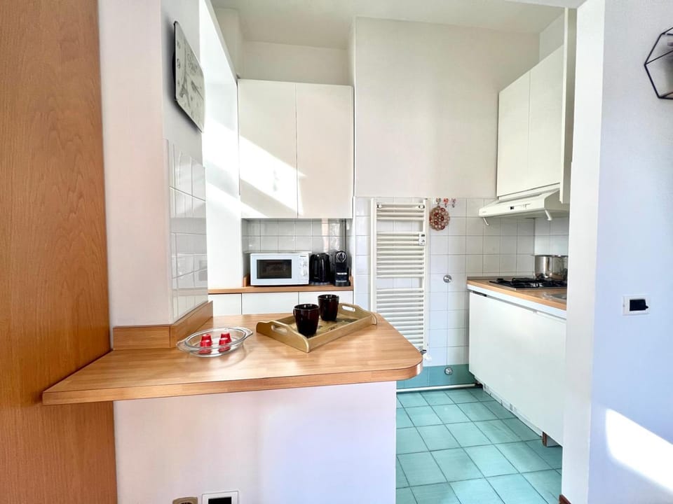 Coffee/tea facilities, Kitchen or kitchenette, stove