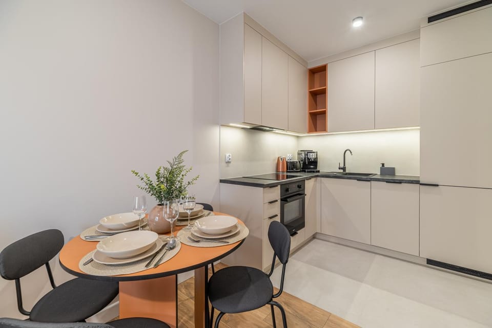 Coffee/tea facilities, Kitchen or kitchenette, oven, stove