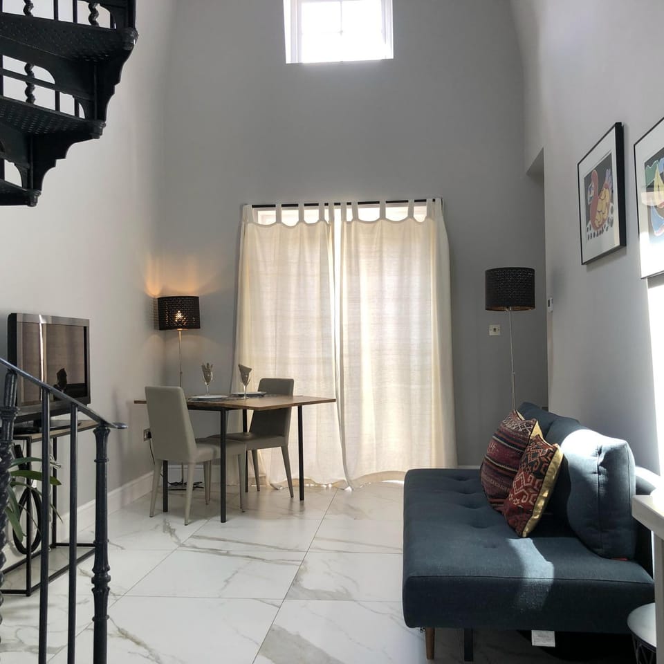 Wimbledon - Apartment - Sleeps 2 -Private Entrance Apartment in London