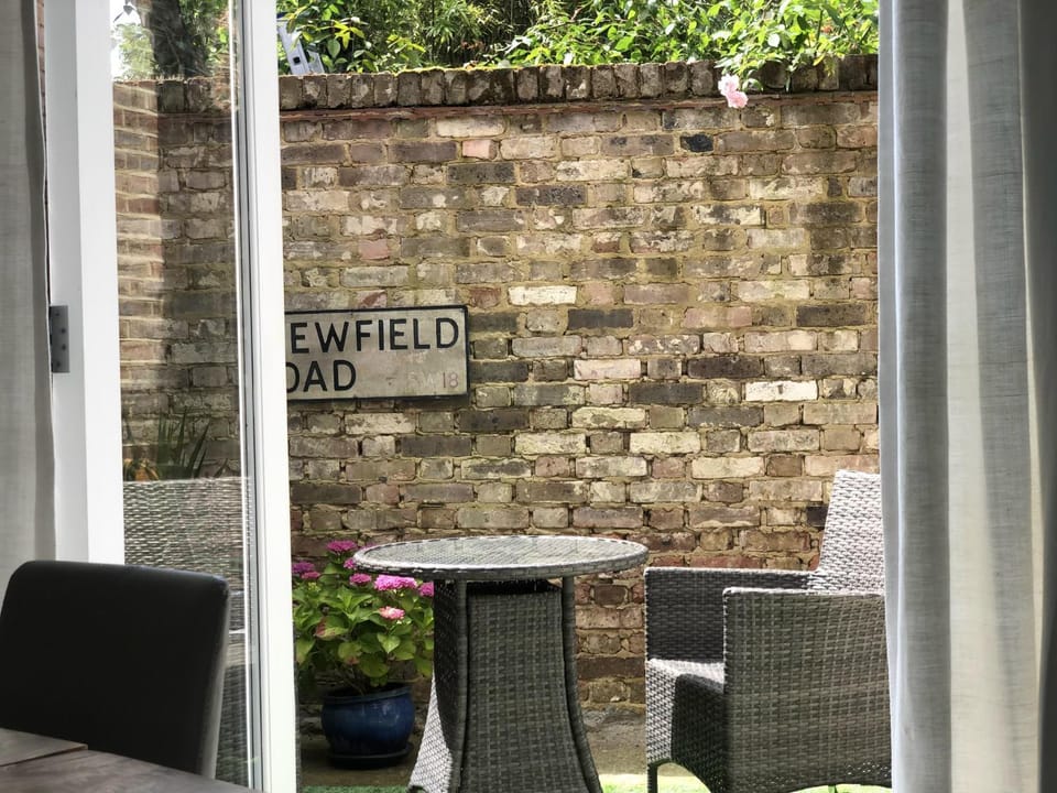 Wimbledon - Apartment - Sleeps 2 -Private Entrance Apartment in London