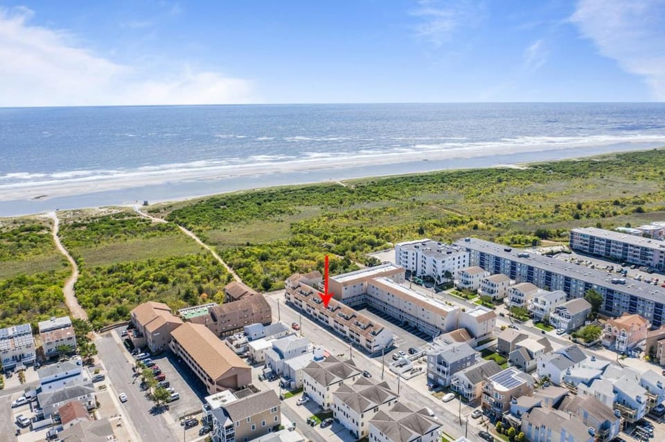 Steps 2 beach Ocean view Pool Parking House in Brigantine