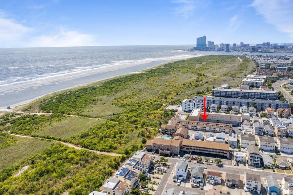 Steps 2 beach Ocean view Pool Parking House in Brigantine