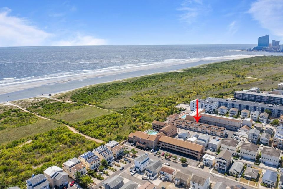 Steps 2 beach Ocean view Pool Parking House in Brigantine