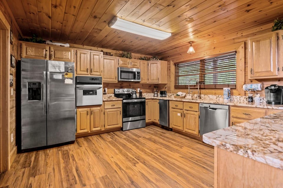 Dancing Bear Lodge by Stony Brook Cabins Cabin in Pittman Center