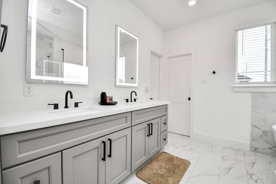 Stylish 4 Beds - Min to Downtown With Backyard House in Houston