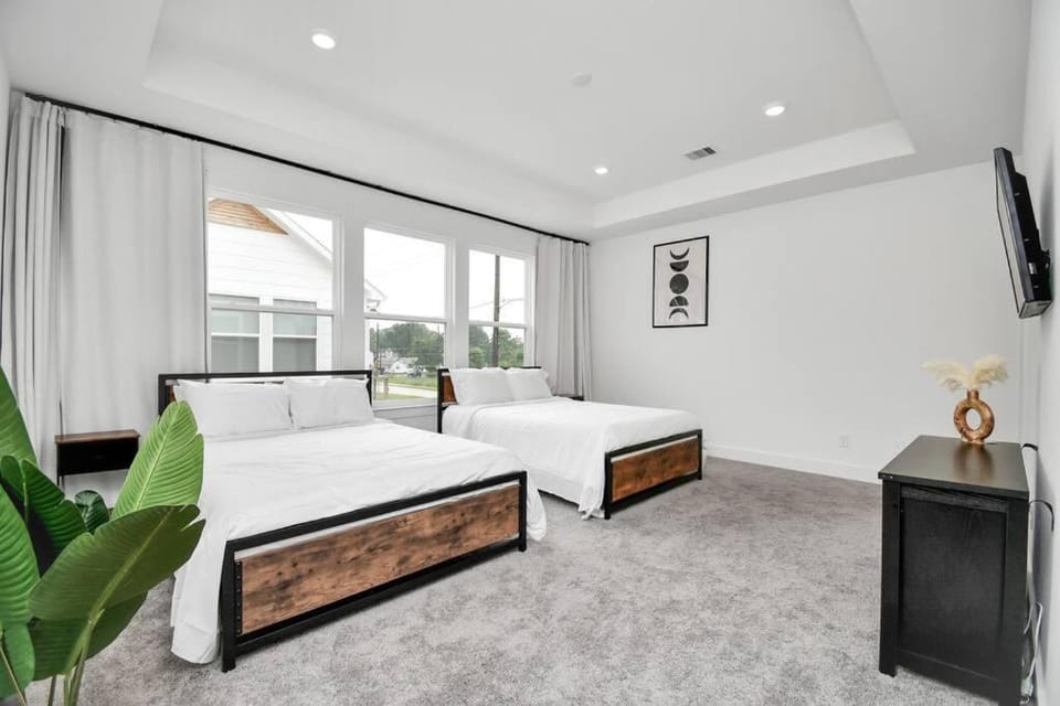 Stylish 4 Beds - Min to Downtown With Backyard House in Houston