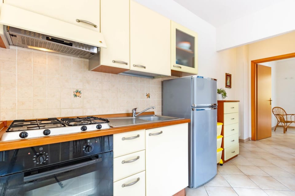 Dining area, oven, stove