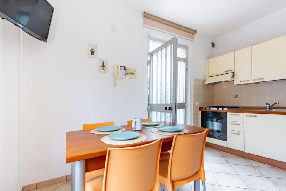 Kitchen or kitchenette, Living room, Dining area, oven