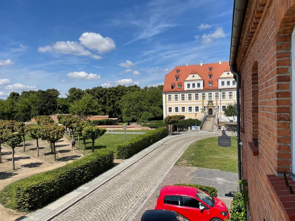 Property building, Natural landscape, View (from property/room), City view, Landmark view, Street view, Location, Parking