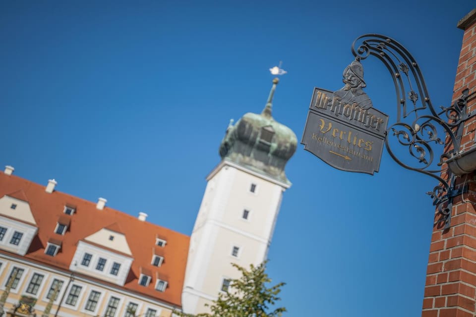 Property building, Nearby landmark, Restaurant/places to eat, Landmark view, Landmark view