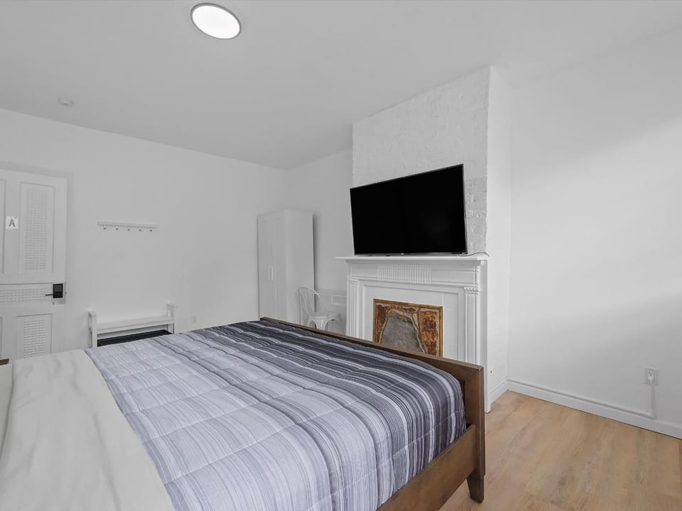 Shadyside, Central 3A Modern and Spacious Private Bedroom With Shared Bathroom and FREE Parking Vacation rental in East Liberty