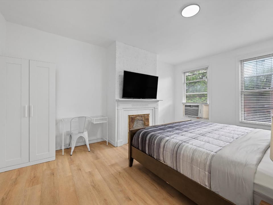 Shadyside, Central 3A Modern and Spacious Private Bedroom With Shared Bathroom and FREE Parking Vacation rental in East Liberty
