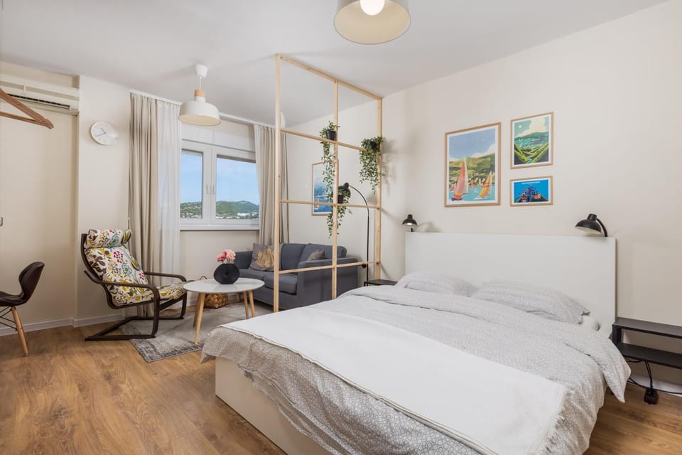 Bed, Seating area, Bedroom