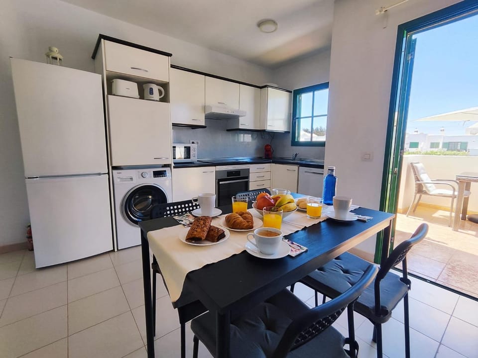 Coffee/tea facilities, Kitchen or kitchenette, Dining area, dishwasher, oven, stove, toaster, kitchen