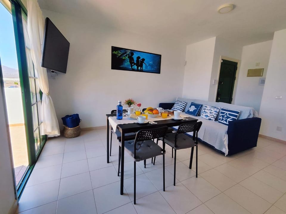 Communal lounge/ TV room, TV and multimedia, Living room, Seating area, Dining area