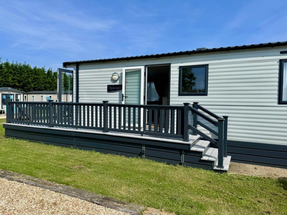 Stylish 3-bed Mobile Home on St Helen's Coastal Resort, Isle of Wight Campground/ 
RV Resort in Brading