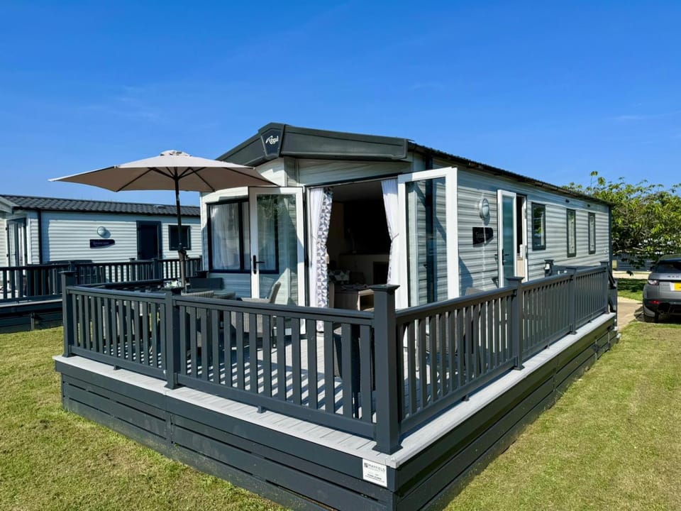 Stylish 3-bed Mobile Home on St Helen's Coastal Resort, Isle of Wight Campground/ 
RV Resort in Brading