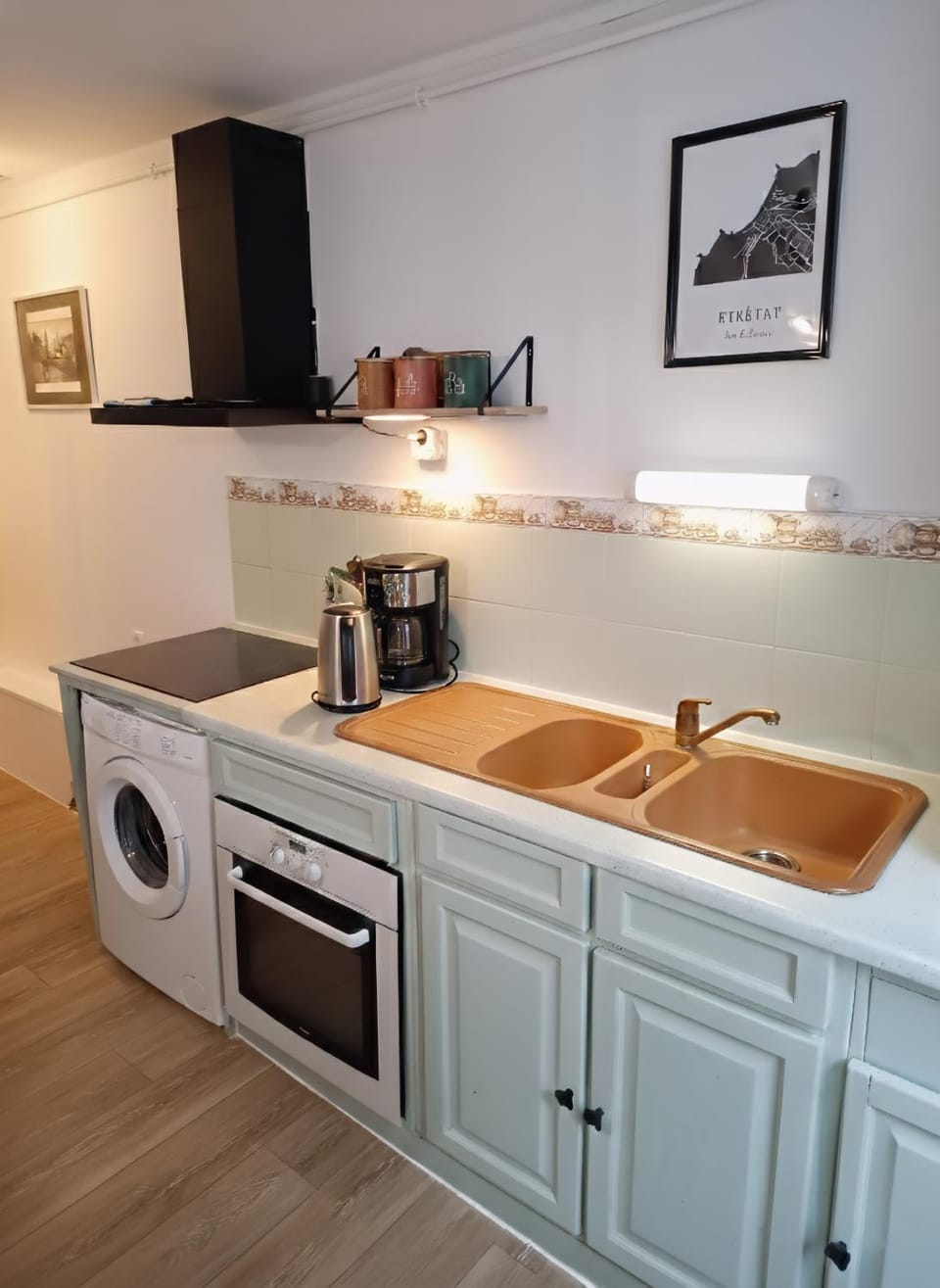 Coffee/tea facilities, Kitchen or kitchenette, stove