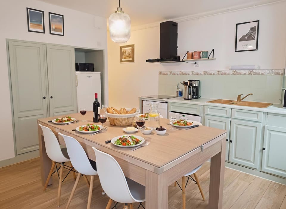 Coffee/tea facilities, Kitchen or kitchenette, stove