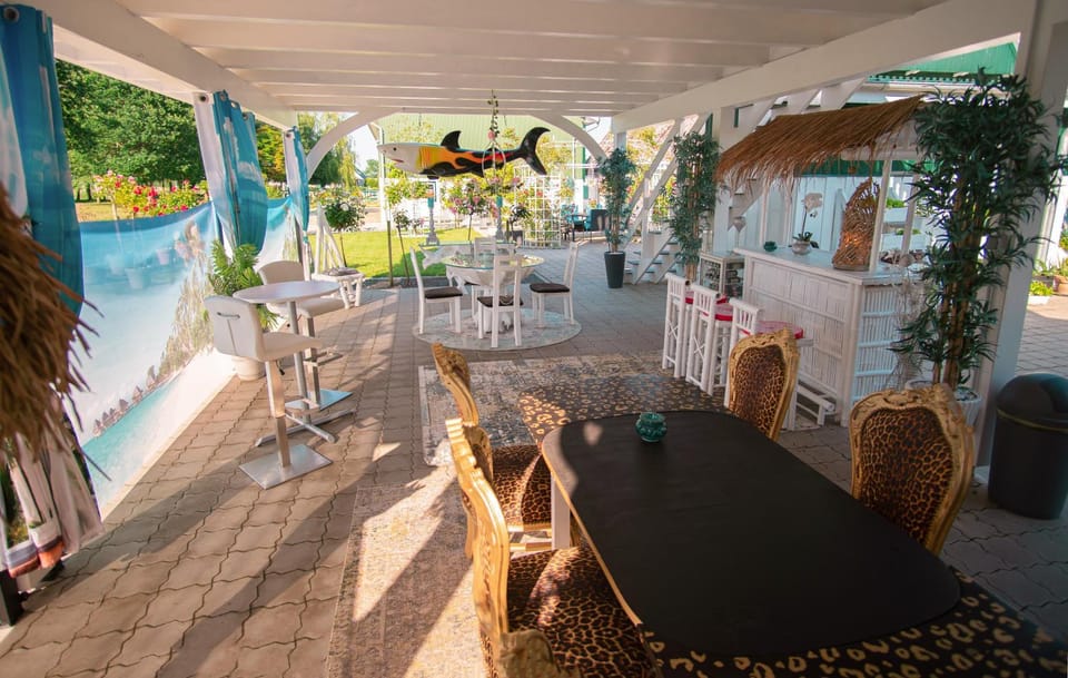 Restaurant/places to eat, Lounge or bar