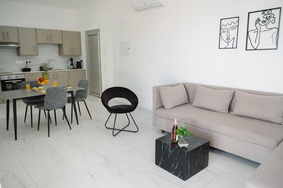 Kitchen or kitchenette, Living room, Seating area, Dining area, kitchen