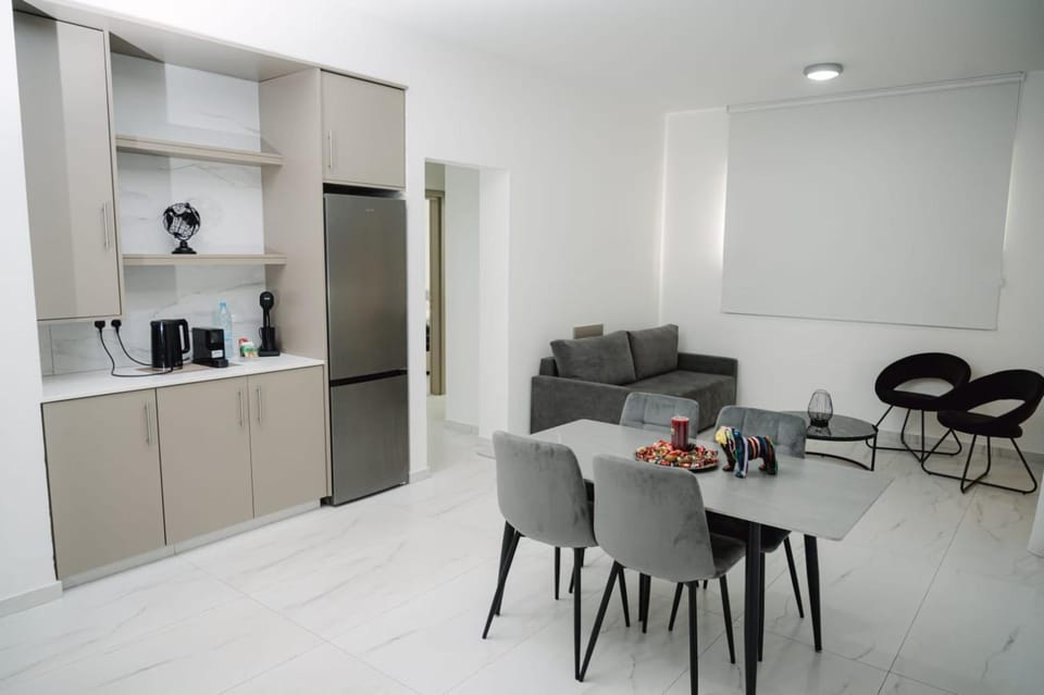 Coffee/tea facilities, Kitchen or kitchenette, Living room, Seating area, Dining area, oven