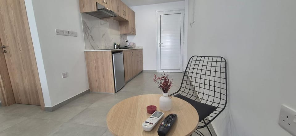 Coffee/tea facilities, Kitchen or kitchenette, Living room, Seating area, Dining area, stove