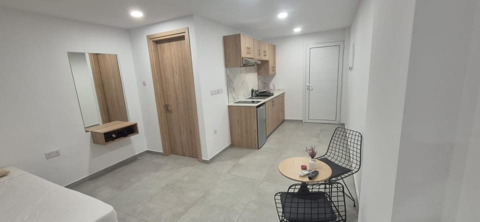 Bed, Kitchen or kitchenette, Photo of the whole room, Dining area, Bedroom, minibar, wardrobe