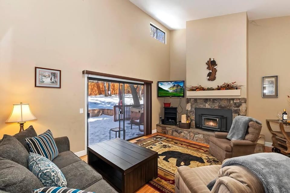 Oak Pines Lodge W Spa & fenced backyard House in Big Bear