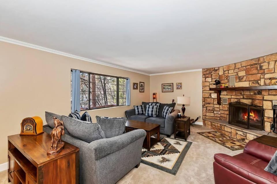 Oak Pines Lodge W Spa & fenced backyard House in Big Bear