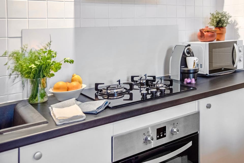 Coffee/tea facilities, Kitchen or kitchenette, stove, toaster