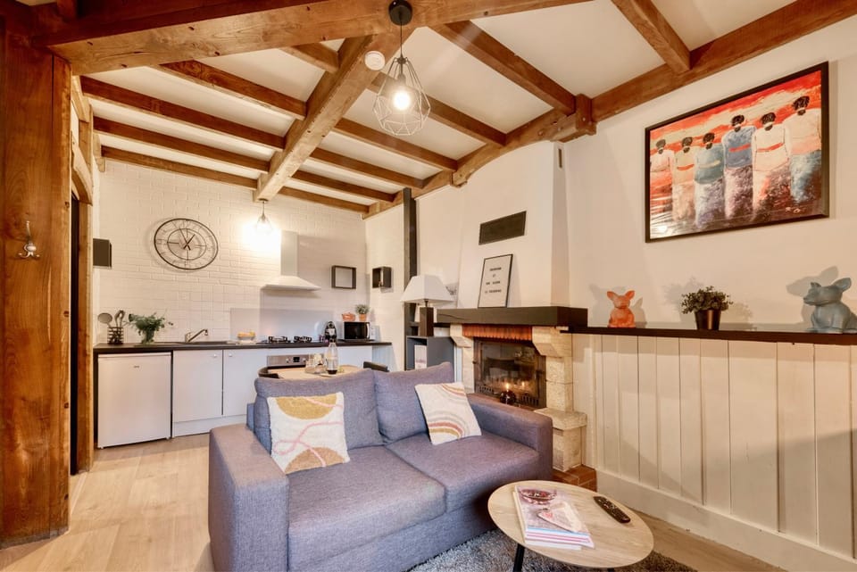 Kitchen or kitchenette, Living room, Seating area, Dining area, stove