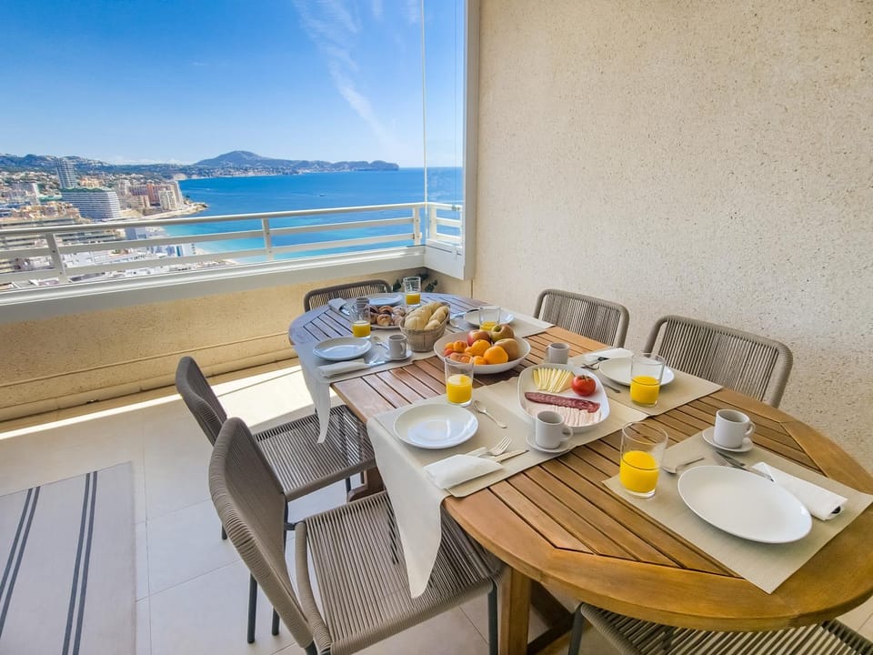 Natural landscape, View (from property/room), Balcony/Terrace, Dining area, Sea view