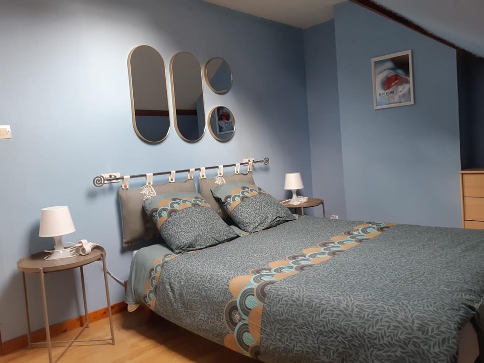 Bed, Photo of the whole room, Bedroom