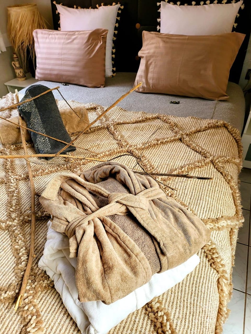 Bed, Bedroom, towels