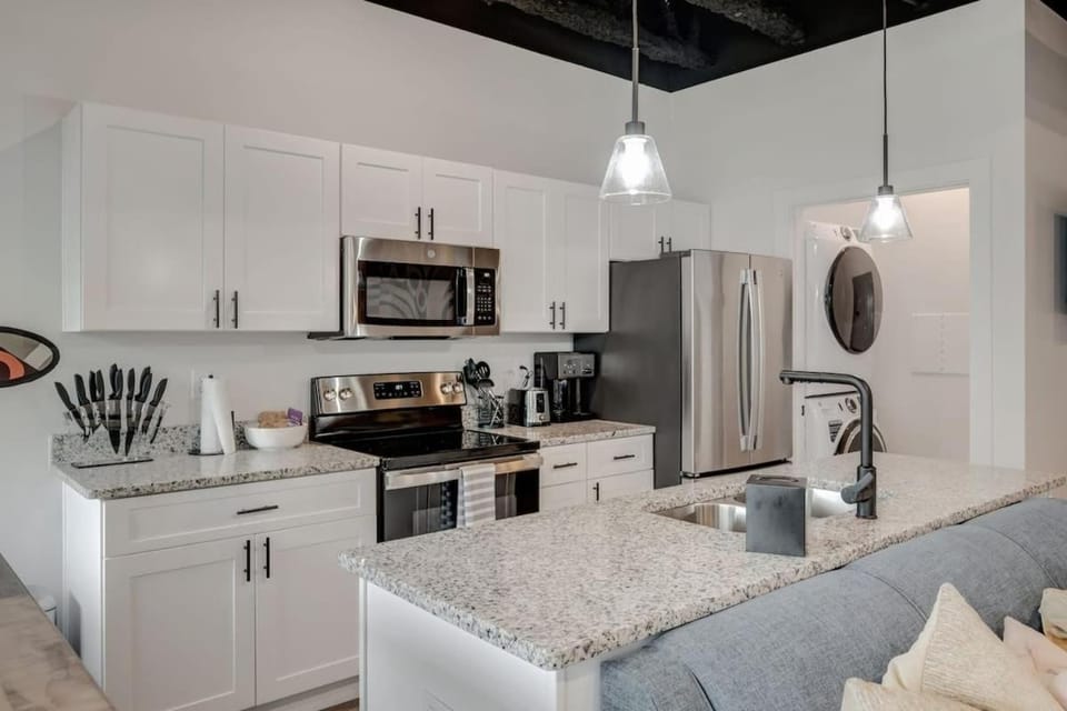 New Studio with 2 beds 7 mins to DT Apartment in Nashville