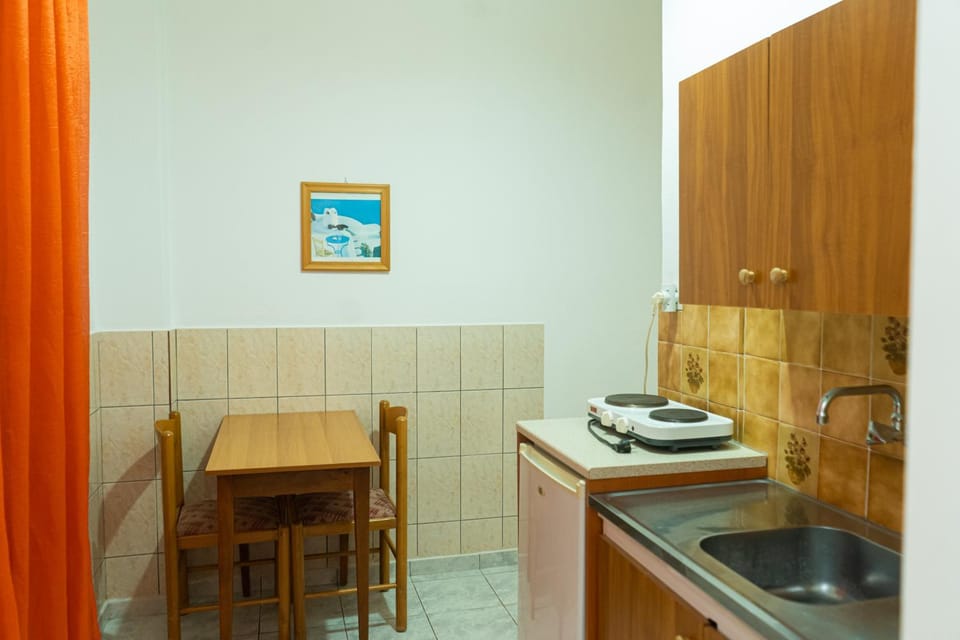 Kitchen or kitchenette, Dining area, stove