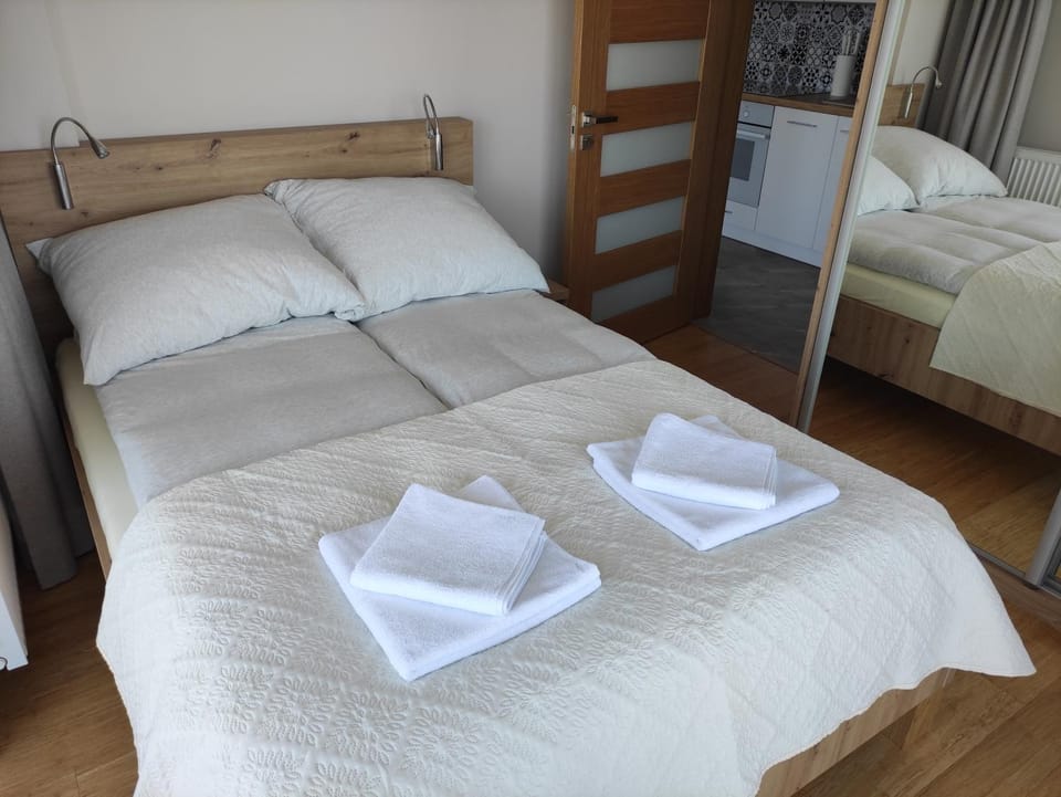 Bed, Photo of the whole room, Bedroom, towels