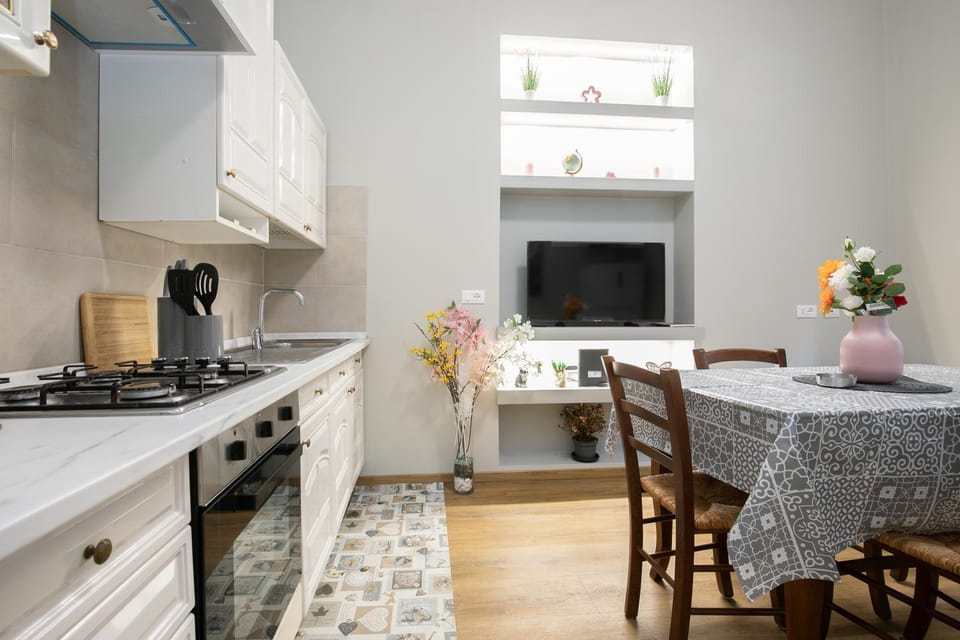 Kitchen or kitchenette, Dining area, stove