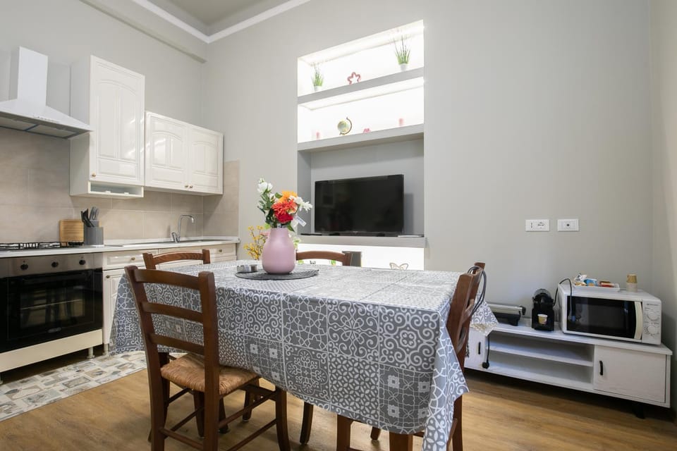 Dining area, oven, toaster