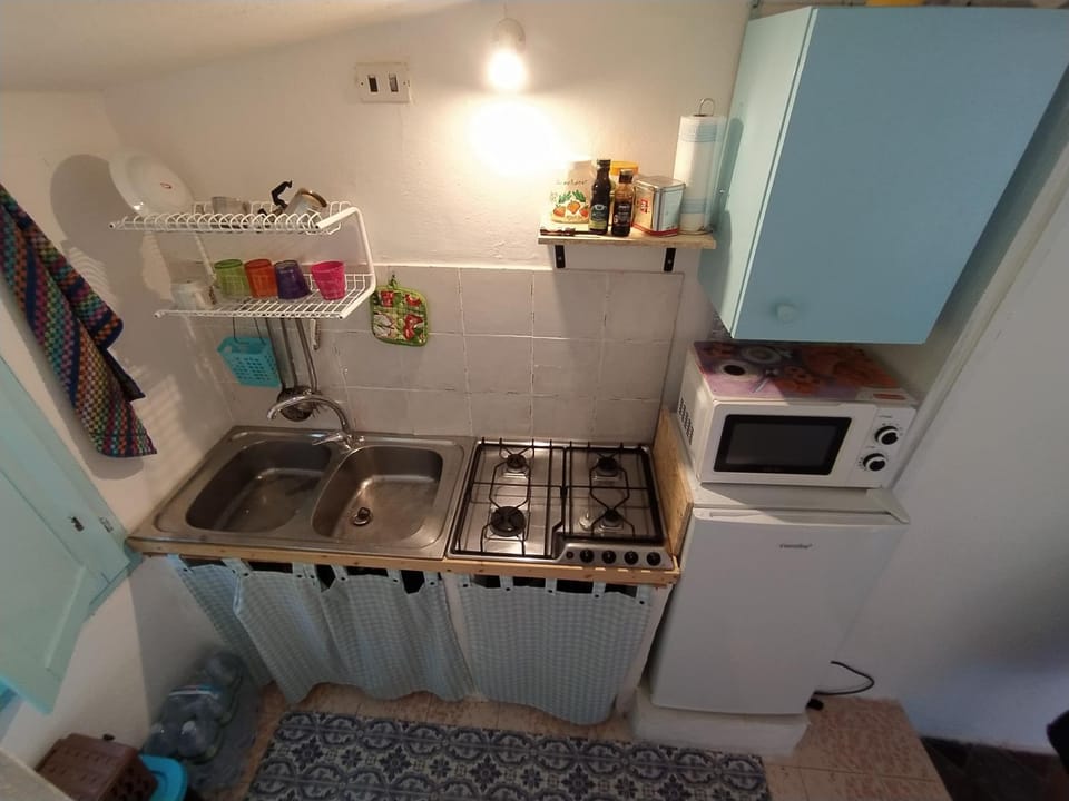 Coffee/tea facilities, Kitchen or kitchenette, stove