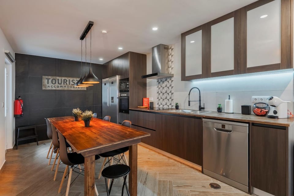 Coffee/tea facilities, Kitchen or kitchenette, Dining area, dishwasher, oven